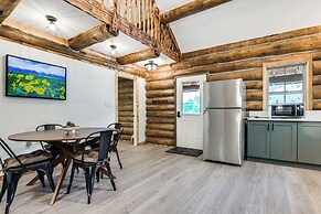 Cozy Melrose Cabin w/ Fire Pit: Walk to River!