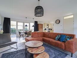 Thatched Villa With Bath in a Holiday Park