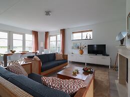 Thatched Villa With Bath in a Holiday Park