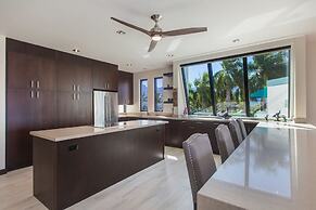 Puu Poa 407 2 Bedroom Condo by RedAwning