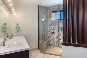 Puu Poa 407 2 Bedroom Condo by RedAwning