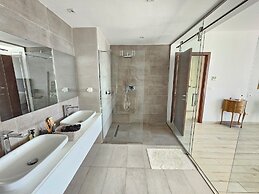 Stylish Luxe House with Garden Marsa