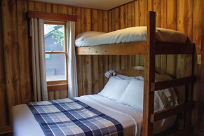 Paddler's Rest Lakeside Cabins and Hotel
