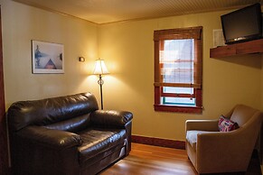 Paddler's Rest Lakeside Cabins and Hotel