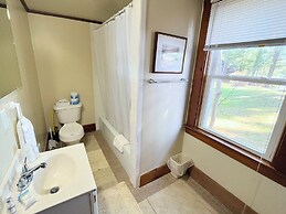 Paddler's Rest Lakeside Cabins and Hotel