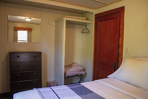 Paddler's Rest Lakeside Cabins and Hotel