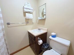 Paddler's Rest Lakeside Cabins and Hotel