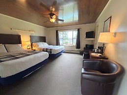 Paddler's Rest Lakeside Cabins and Hotel