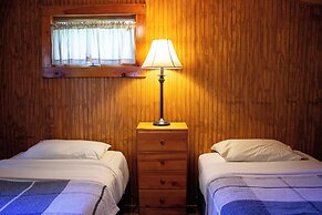 Paddler's Rest Lakeside Cabins and Hotel