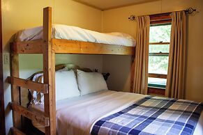 Paddler's Rest Lakeside Cabins and Hotel