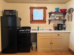 Paddler's Rest Lakeside Cabins and Hotel