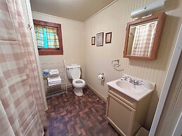 Paddler's Rest Lakeside Cabins and Hotel