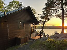 Paddler's Rest Lakeside Cabins and Hotel