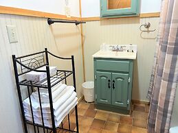 Paddler's Rest Lakeside Cabins and Hotel