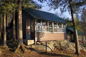 Paddler's Rest Lakeside Cabins and Hotel