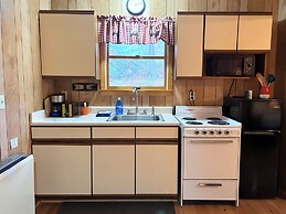 Paddler's Rest Lakeside Cabins and Hotel