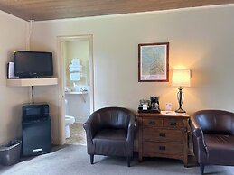 Paddler's Rest Lakeside Cabins and Hotel