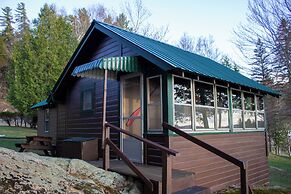 Paddler's Rest Lakeside Cabins and Hotel