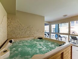 Spacious Duplex Apartment Close to the Ocean