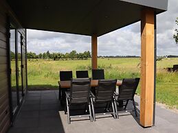 Spacious Chalet in a Rural Location Near Giethoorn