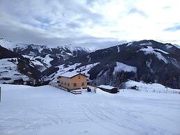 Alpine hut in Rauris ski Hiking Area With Sauna