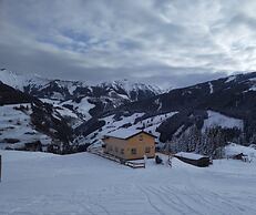 Alpine hut in Rauris ski Hiking Area With Sauna