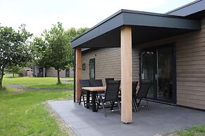 Spacious Chalet in a Rural Location Near Giethoorn