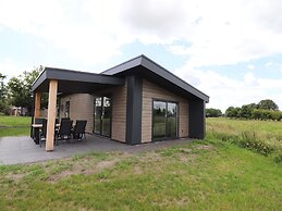 Spacious Chalet in a Rural Location Near Giethoorn