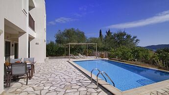 Villa Irineos With 2 Bedrooms and 3 Bathrooms
