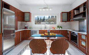 Villa Noulia With 4 Bedrooms and 2 Bathrooms