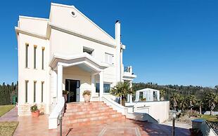Villa Noulia With 4 Bedrooms and 2 Bathrooms