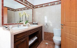 Villa Noulia With 4 Bedrooms and 2 Bathrooms