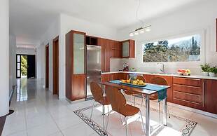 Villa Noulia With 4 Bedrooms and 2 Bathrooms