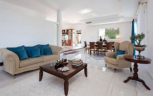 Villa Noulia With 4 Bedrooms and 2 Bathrooms