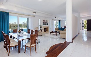 Villa Noulia With 4 Bedrooms and 2 Bathrooms