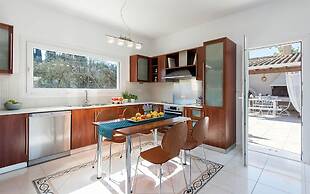 Villa Noulia With 4 Bedrooms and 2 Bathrooms
