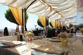 DIAMOND Apart Complex