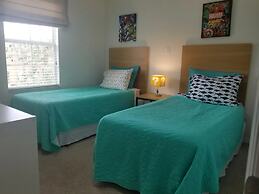 Charming 3BR Retreat Jacuzzi Comfort for 6