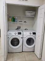 Charming 3BR Retreat Jacuzzi Comfort for 6