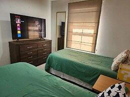 Charming 3BR Retreat Jacuzzi Comfort for 6