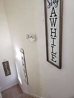 Charming 3BR Retreat Jacuzzi Comfort for 6