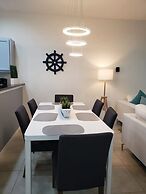 Charming 3BR Retreat Jacuzzi Comfort for 6