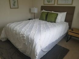 Charming 3BR Retreat Jacuzzi Comfort for 6