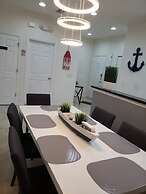 Charming 3BR Retreat Jacuzzi Comfort for 6