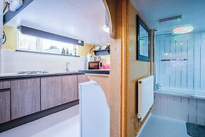 Clouds - 1 Bedroom Holiday Home - Milford Haven