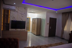 LINTOC HOTEL & SUITES LTD