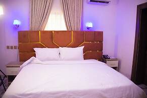 LINTOC HOTEL & SUITES LTD