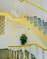 LINTOC HOTEL & SUITES LTD