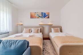 Family Friendly Apartment With Parking