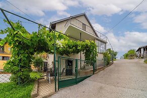 Family Friendly Apartment With Parking